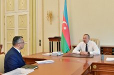 Президент Ильхам Алиев принял председателя Госкомитета по делам беженцев и вынужденных переселенцев (ФОТО) (версия 2)