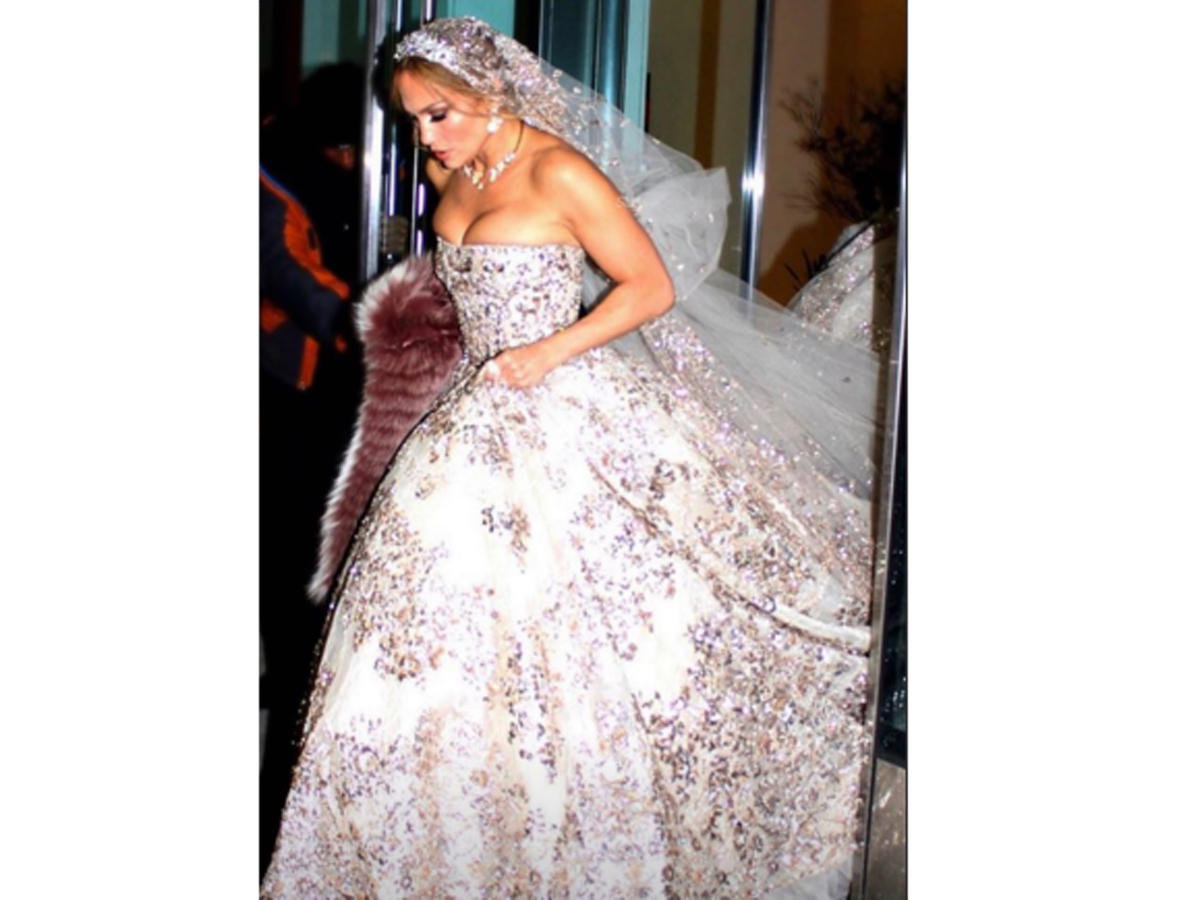 Дженнифер Лопес появилась на улице в Нью-Йорке в свадебном платье