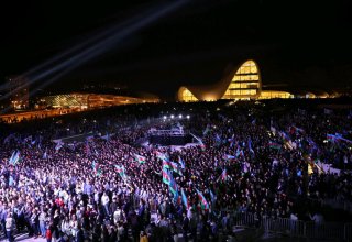 В честь государственной независимости Азербайджана на площади объединились десятки тысяч человек! (ФОТО/ВИДЕО)