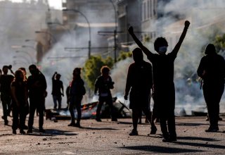 В центре чилийского Сантьяго полиция вновь разгоняет демонстрантов