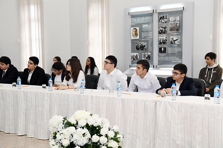 В Баку прошел семинар о роли социальных сетей в жизни молодежи (ФОТО)