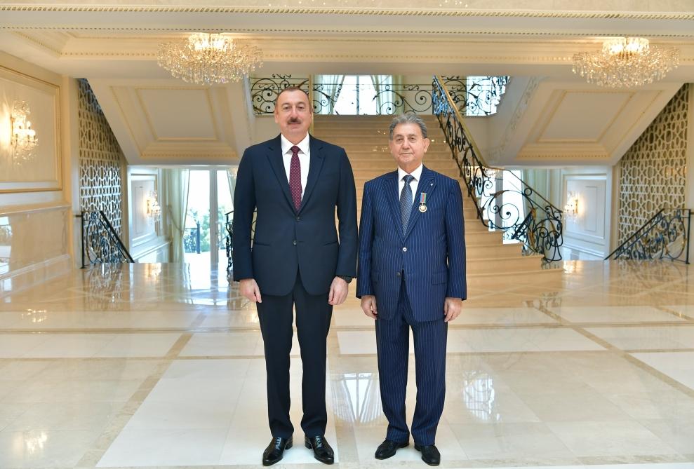 Президент Ильхам Алиев принял академика Акифа Ализаде и вручил ему орден «Эмек» первой степени (ФОТО) (версия 2)