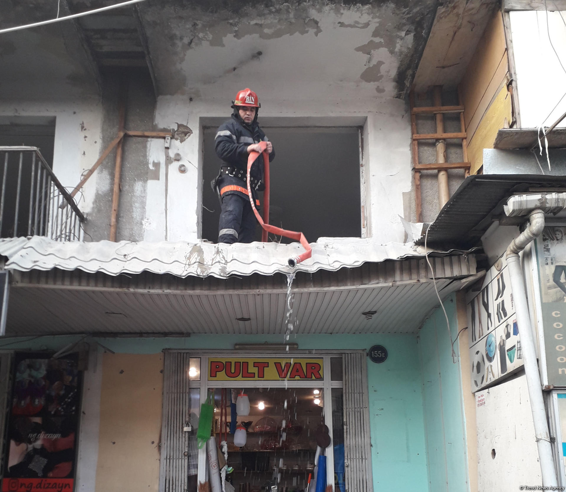 В Баку сгорело общежитие для вынужденных переселенцев (ФОТО)
