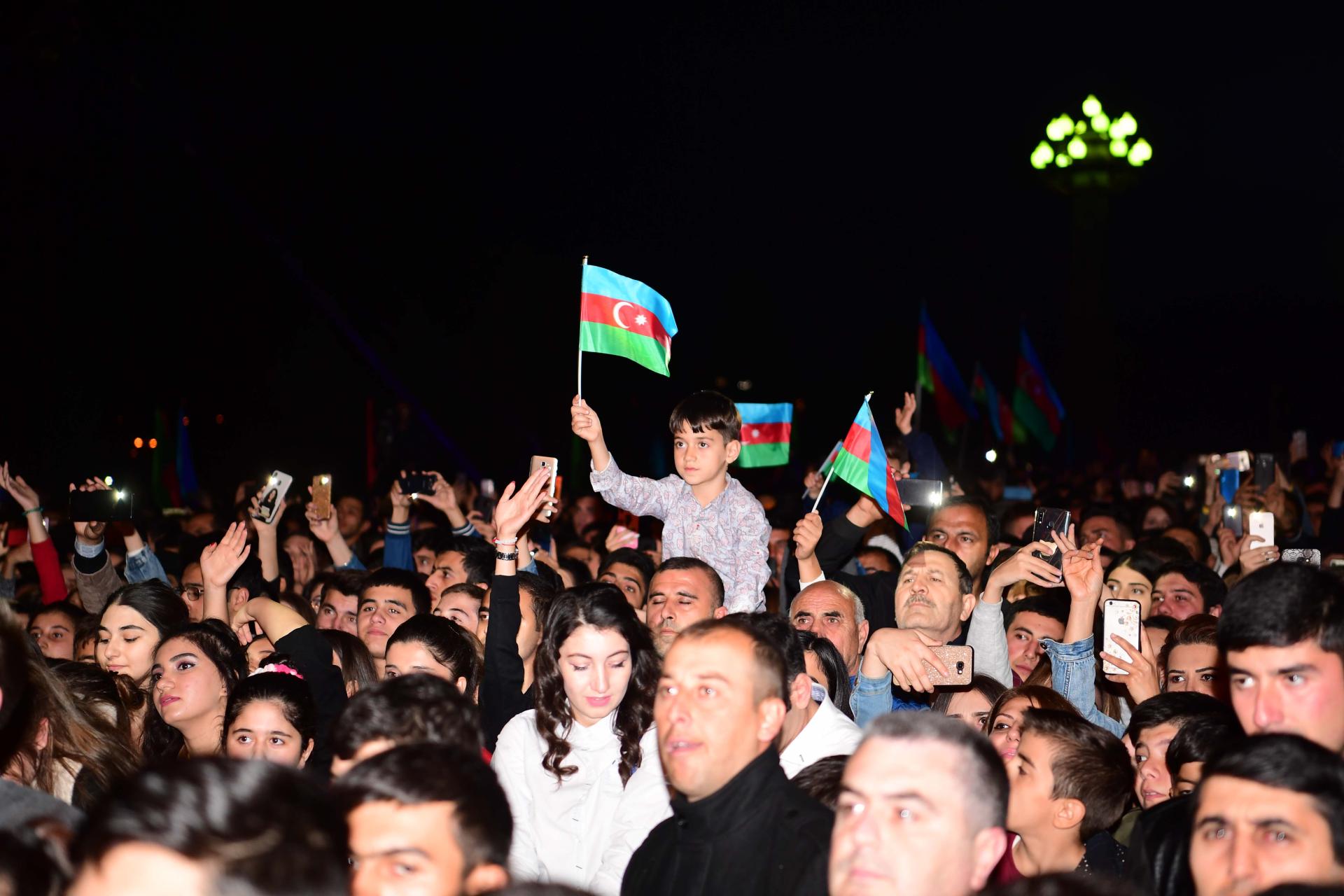 EMİN Gəncədə minlərlə pərəstişkarı qarşısında konsert proqramı ilə çıxış edib (FOTO/VİDEO) - Gallery Image