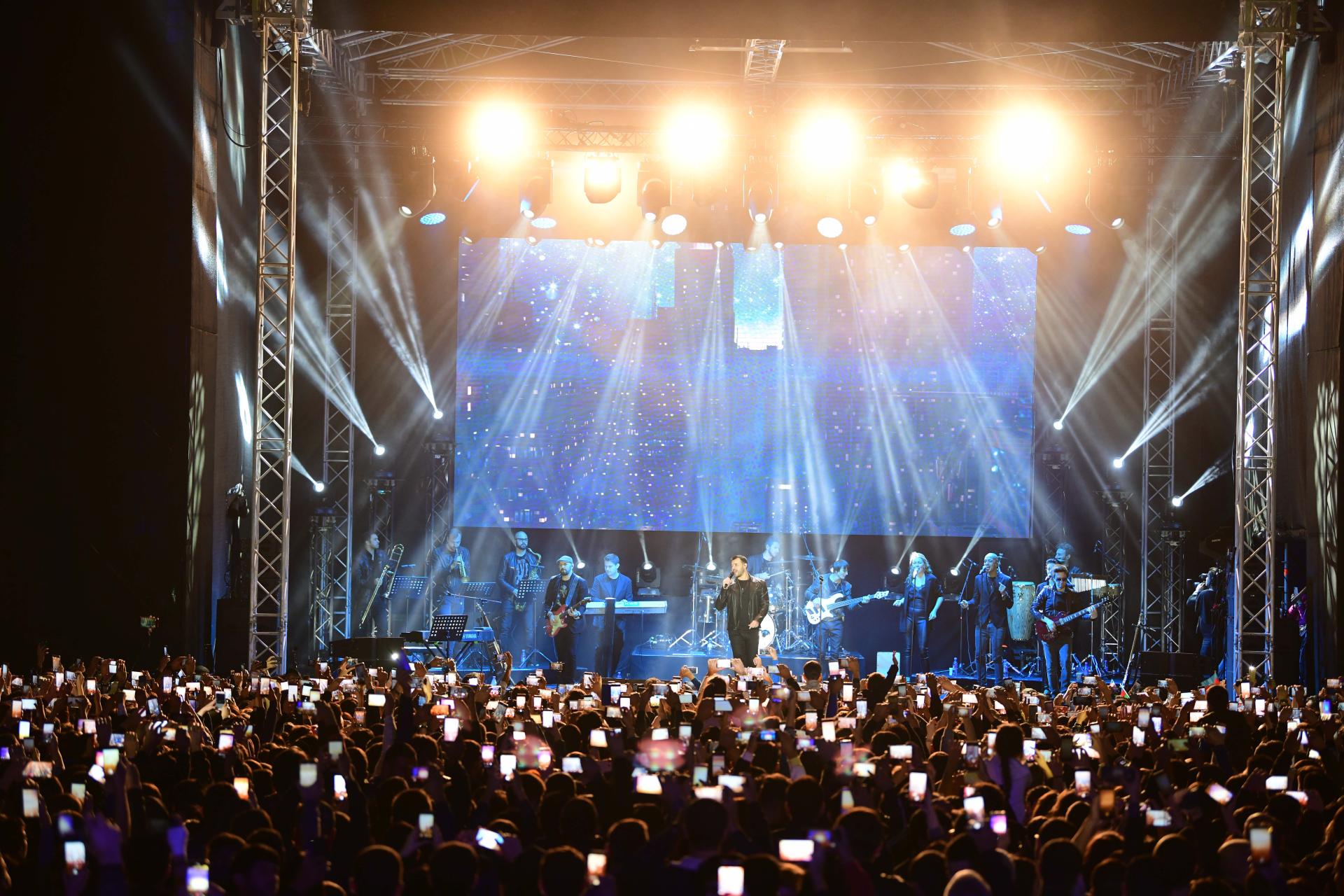 EMİN Gəncədə minlərlə pərəstişkarı qarşısında konsert proqramı ilə çıxış edib (FOTO/VİDEO) - Gallery Image