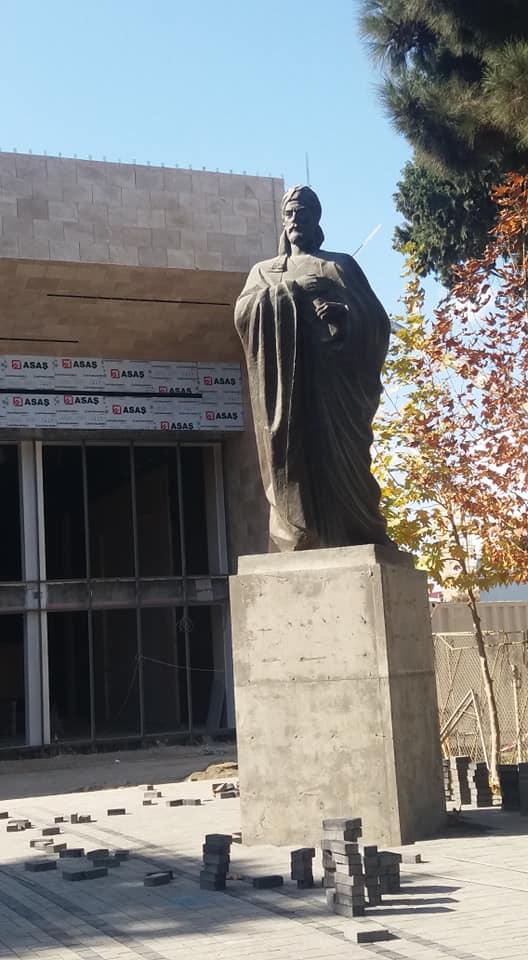 İcra hakimiyyəti Nizami Gəncəvinin Sumqayıtdakı heykəli ilə bağlı açıqlama verdi (FOTO) - Gallery Image