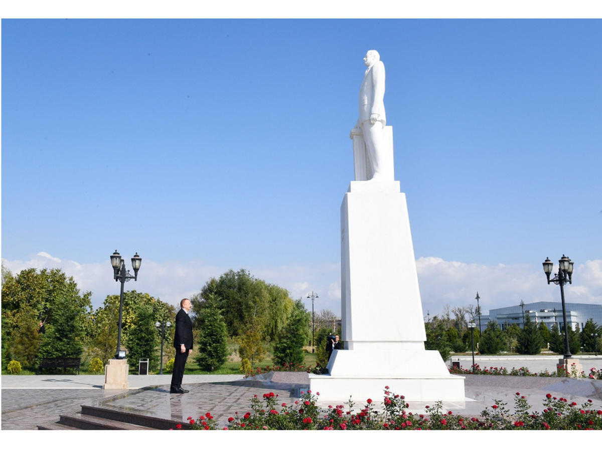 Prezident İlham Əliyev Ağdaşda ümummilli lider Heydər Əliyevin abidəsini ziyarət edib (FOTO) (YENİLƏNİB)