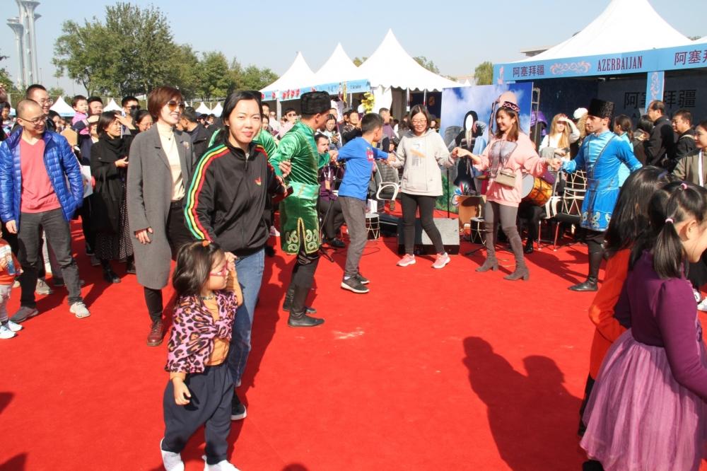 Азербайджан при поддержке Фонда Гейдара Алиева представлен на благотворительной ярмарке в Пекине (ФОТО)