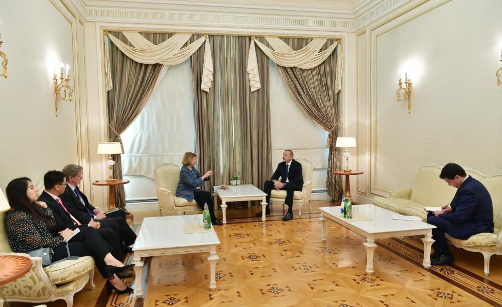 Президент Ильхам Алиев принял делегацию во главе с торговым посланником премьер-министра Великобритании по Азербайджану (ФОТО) (версия 2)