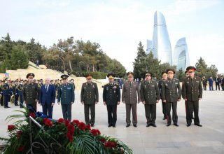Participants of CIS Council of Defense Ministers Meeting visit Alley of Martyrs in Baku (PHOTO)