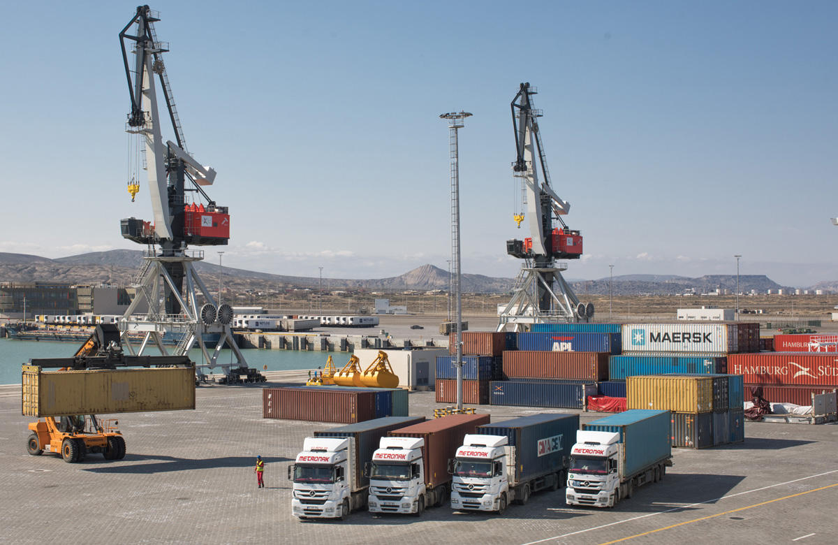 Объем перевалки транзитных грузов морским транспортом Азербайджана превысил 93%