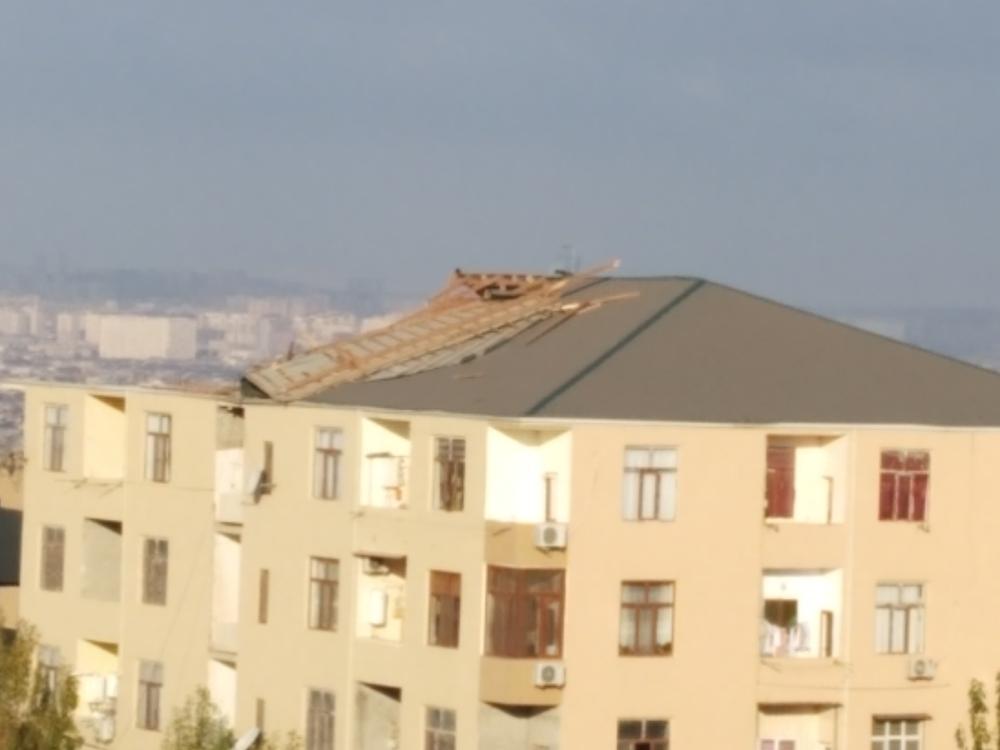 В результате сильного ветра в Баку обрушилась крыша здания (ФОТО)