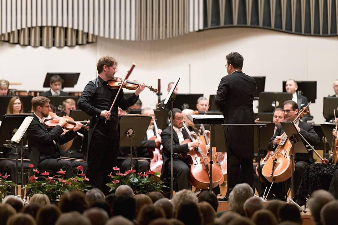Эйюб Гулиев подарил партитуру сочинения Султана Гаджибекова оркестру Словакии (ФОТО)