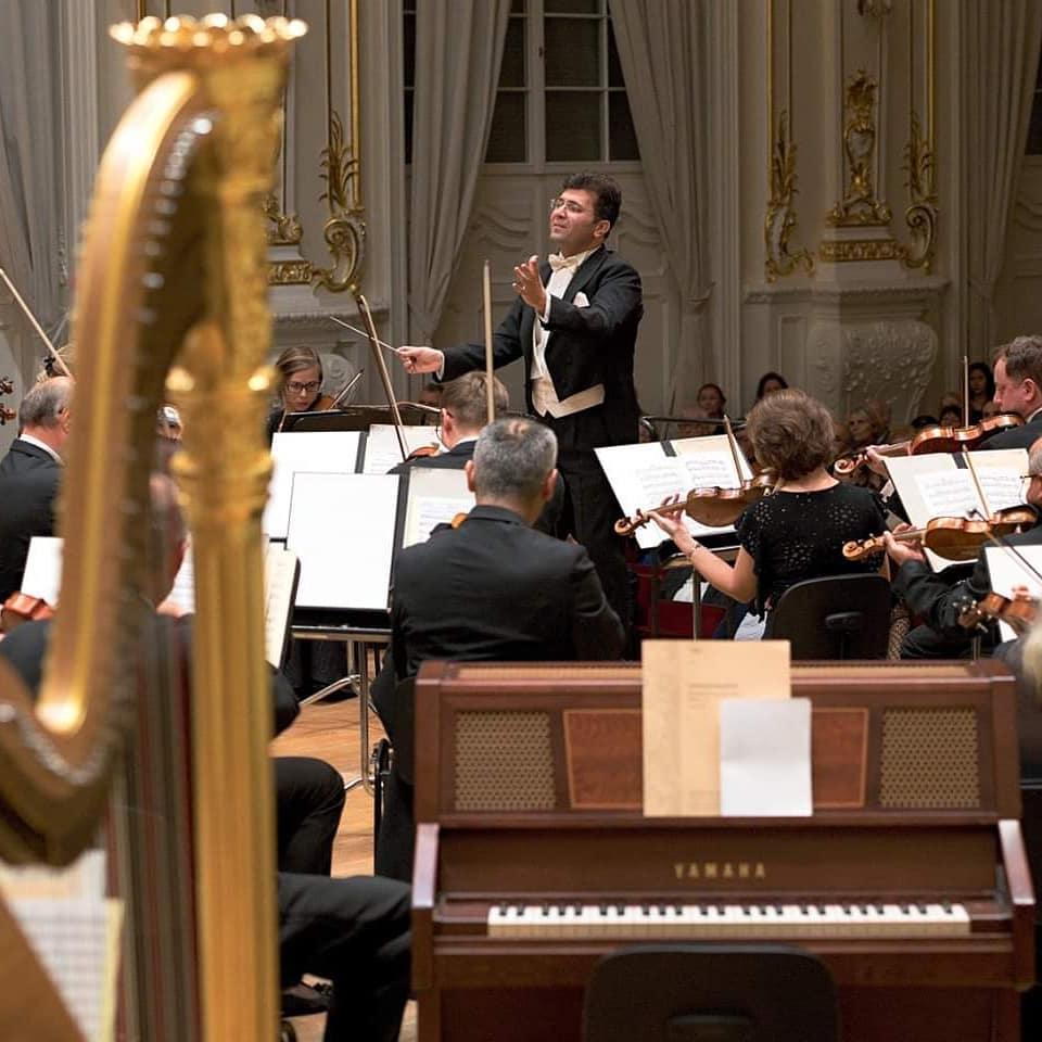 Эйюб Гулиев подарил партитуру сочинения Султана Гаджибекова оркестру Словакии (ФОТО)
