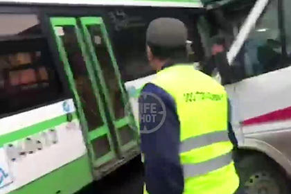 Avtobus ticarət mərkəzinə çırpıldı (VİDEO)
