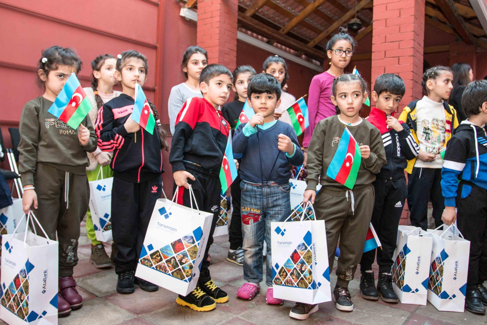 "AtaBank" Bayraq Günündə sığınacaqdakı uşaqlarla görüşdü (FOTO) - Gallery Image