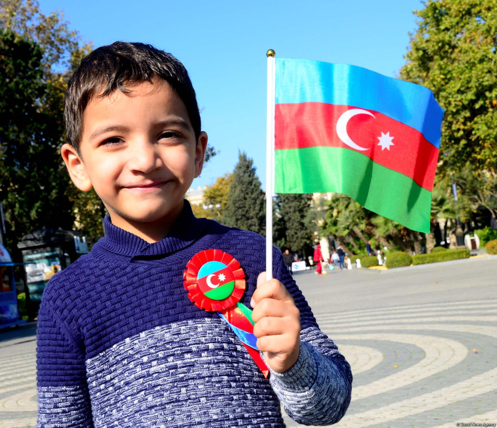 На Бакинском бульваре состоялось праздничное мероприятие по случаю Дня Государственного флага (Фоторепортаж)