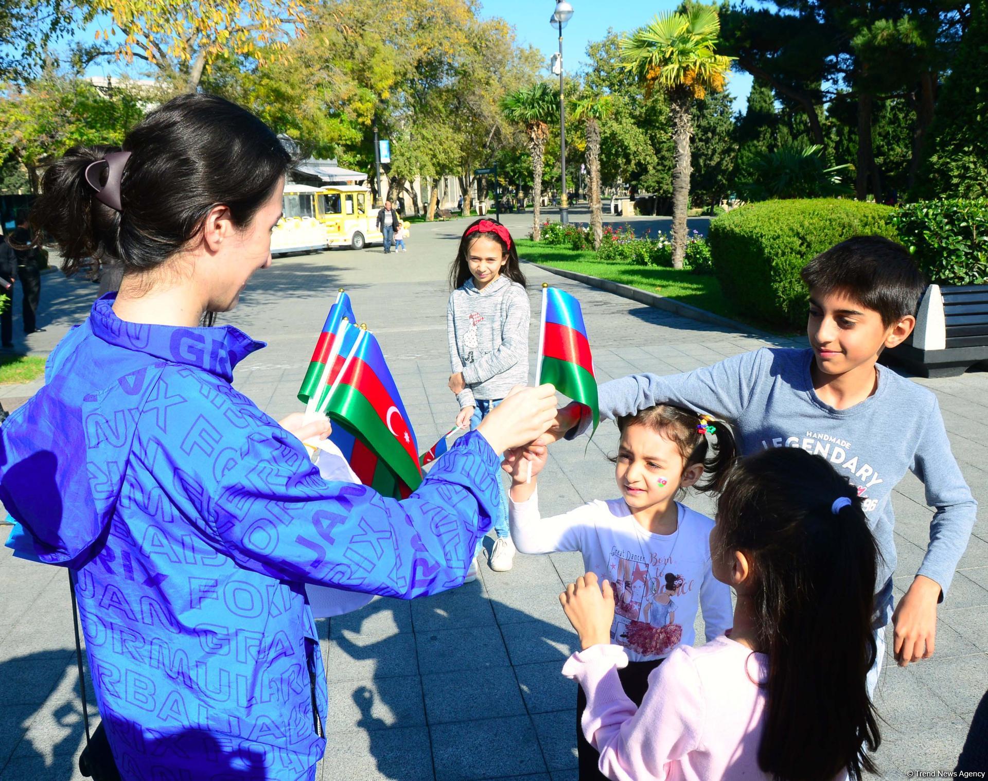 На Бакинском бульваре состоялось праздничное мероприятие по случаю Дня Государственного флага (Фоторепортаж)
