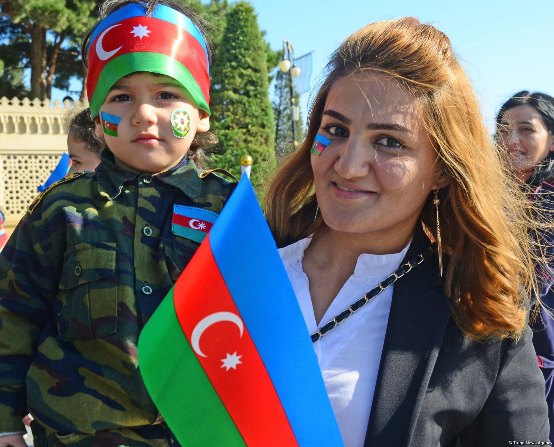 Dənizkənarı Bulvarda Dövlət Bayrağı Günü münasibəti ilə bayram tədbiri olub (FOTOREPORTAJ)