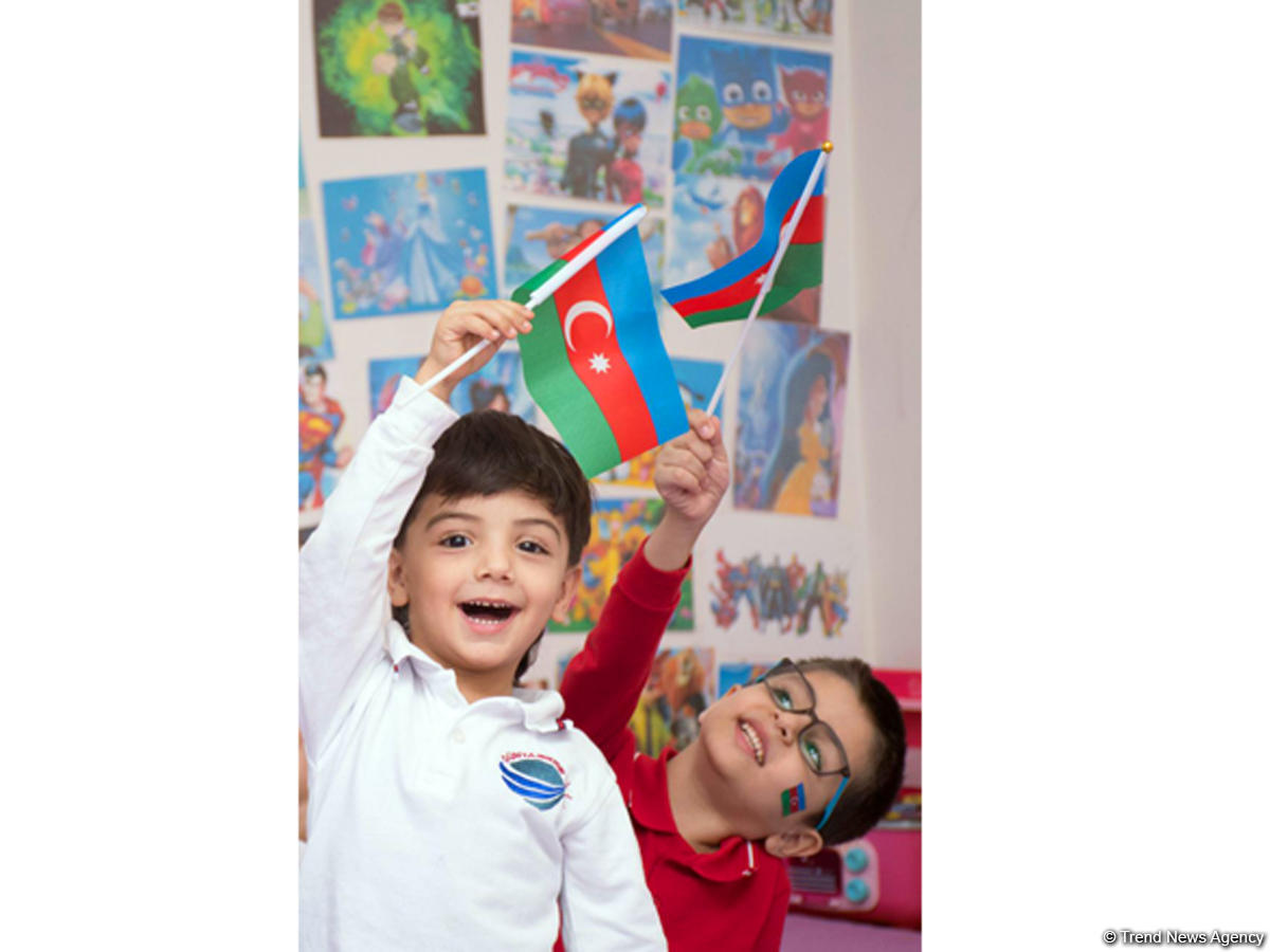 Самые маленькие дети показали свою любовь к флагу Азербайджана (ФОТО)