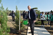 Президент Ильхам Алиев и Первая леди Мехрибан Алиева приняли участие в акции по посадке деревьев в Хатаинском районе Баку (ФОТО)