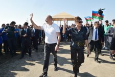 Президент Ильхам Алиев и Первая леди Мехрибан Алиева приняли участие в акции по посадке деревьев в Хатаинском районе Баку (ФОТО) (версия 2)