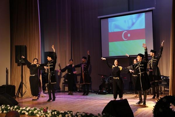 В поселках Баку прошли сольные концерты Метанет Искендерли и Эльчина Джафарова (ФОТО)