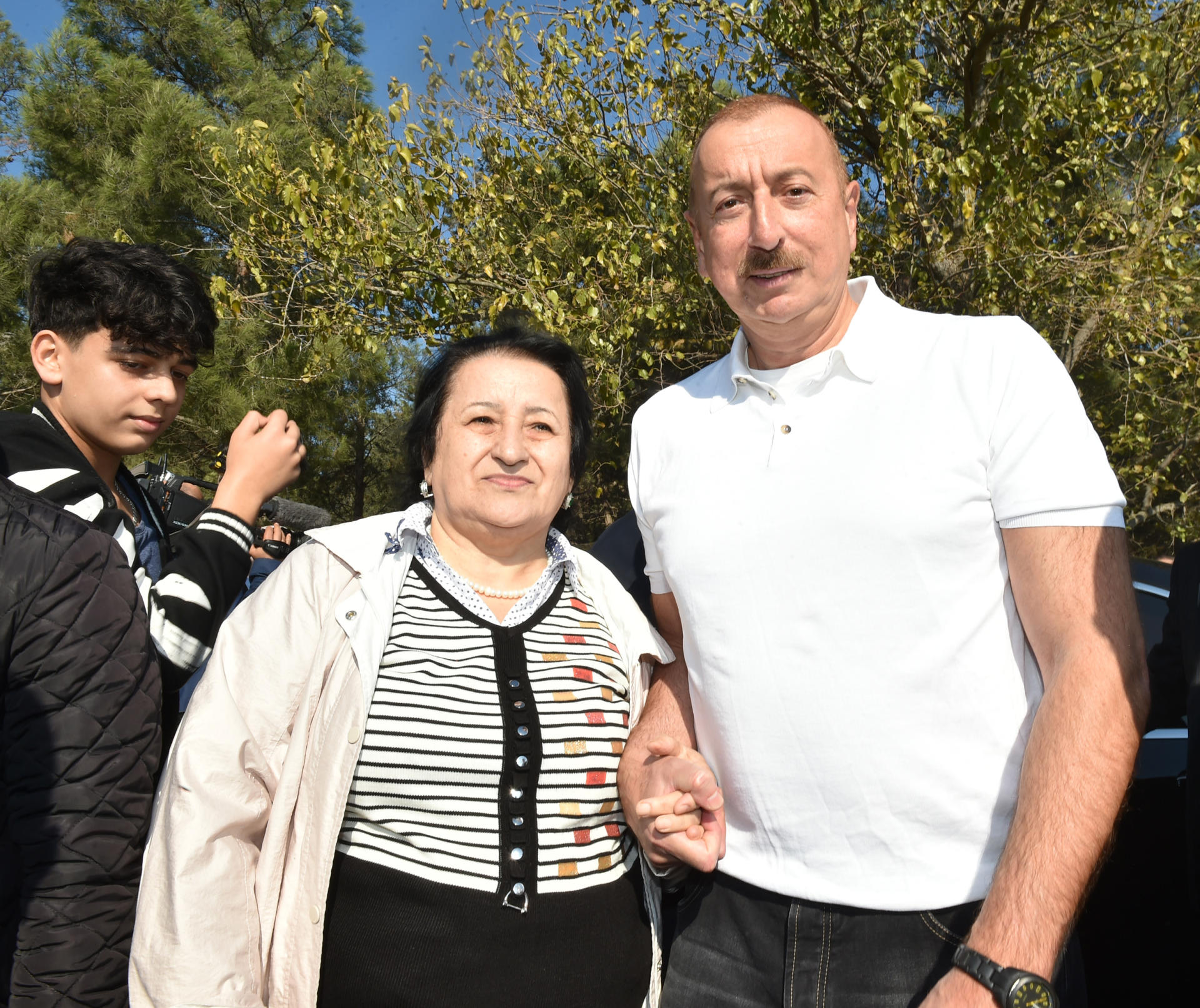 Президент Ильхам Алиев и Первая леди Мехрибан Алиева приняли участие в акции по посадке деревьев в Хатаинском районе Баку (ФОТО)
