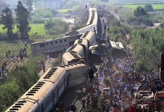 Не менее 12 человек погибли при столкновении поездов в Бангладеш