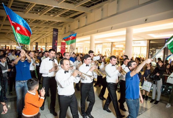 В торговом центре провели музыкальный парад с флагами Азербайджана (ВИДЕО, ФОТО)