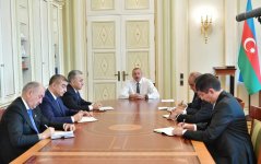 Президент Ильхам Алиев принял новых глав ИВ Ширвана, Зардаба, а также Сураханского, Ясамальского и Хатаинского районов Баку (ФОТО)(Версия 2)