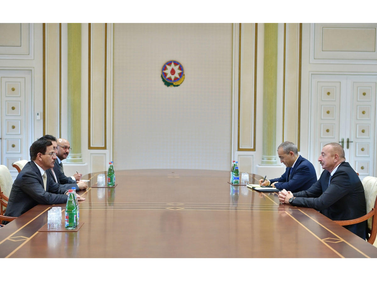 President Ilham Aliyev receives delegation led by UAE minister of economy (PHOTO)