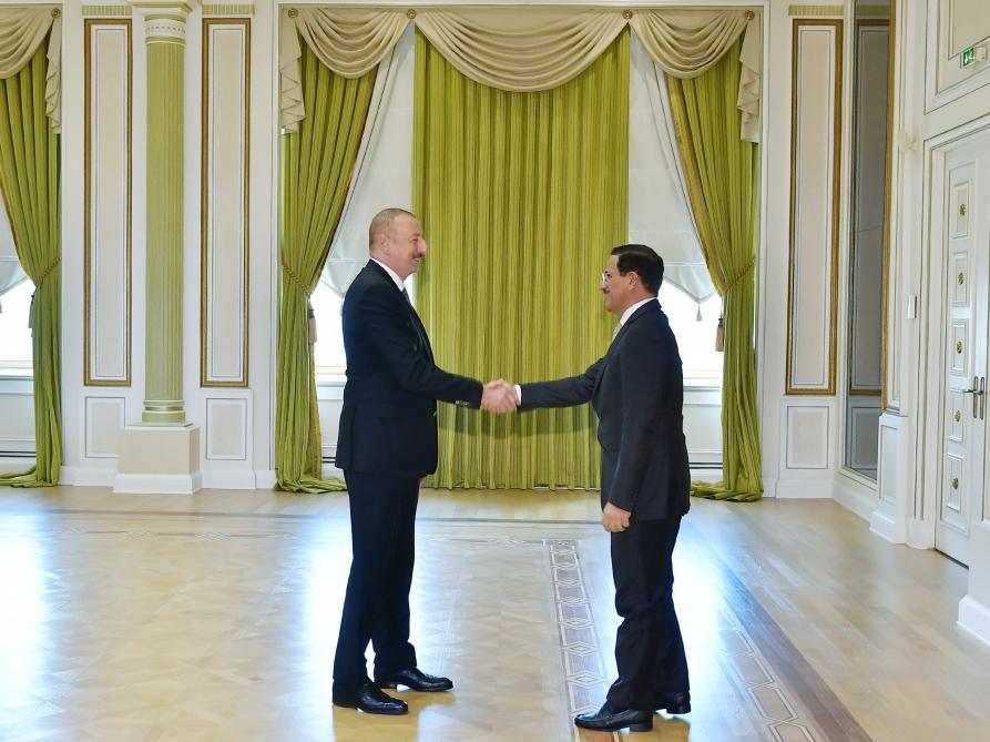 President Ilham Aliyev receives delegation led by UAE minister of economy (PHOTO)