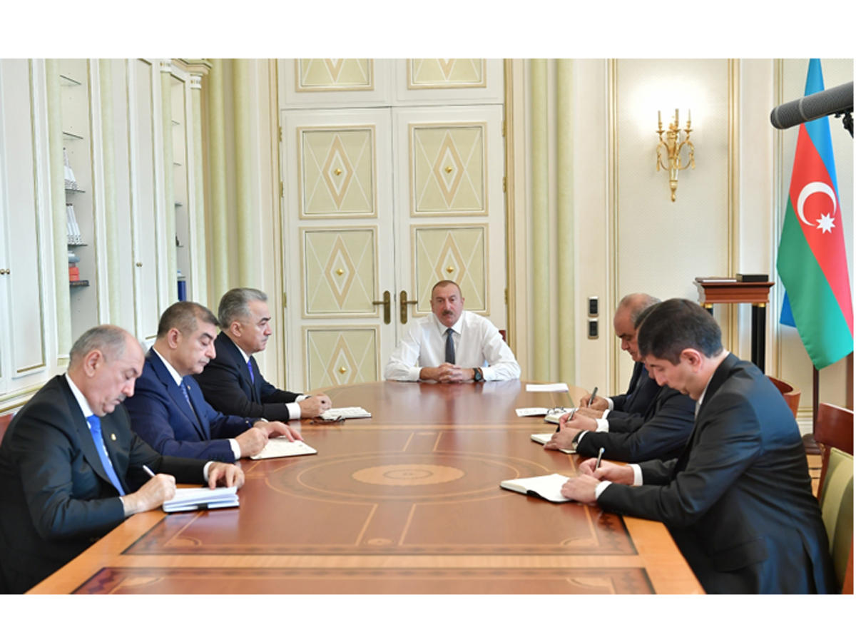 Президент Ильхам Алиев принял новых глав ИВ Ширвана, Зардаба, а также Сураханского, Ясамальского и Хатаинского районов Баку (ФОТО)(Версия 2)