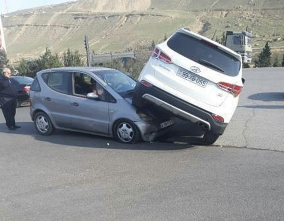 "Sədərək"də qəza: "Hyundai" "Mercedes"in üzərinə çıxıb