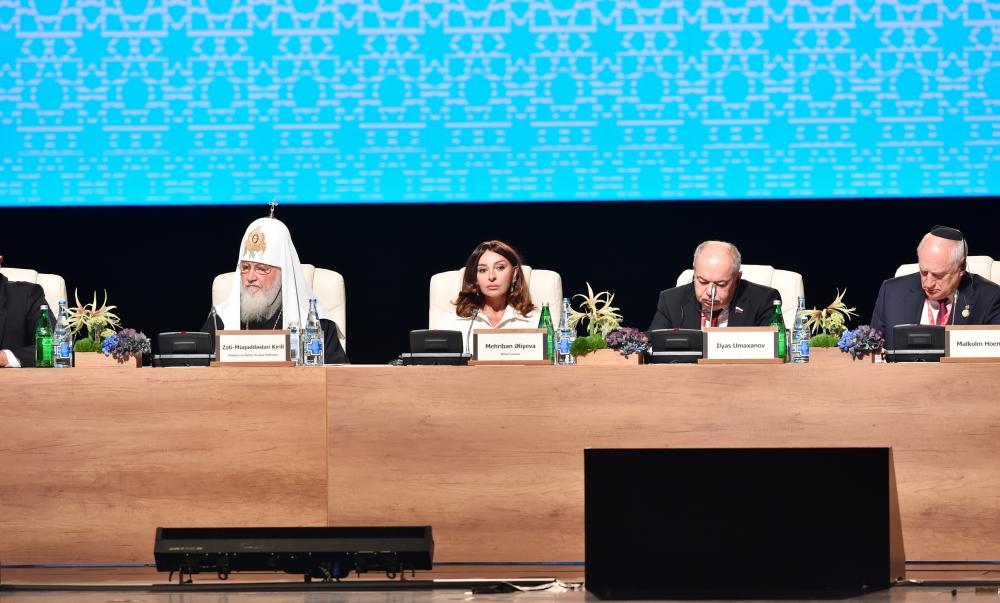 Президент Ильхам Алиев и Первая леди Мехрибан Алиева приняли участие во II Саммите мировых религиозных лидеров в Баку (ФОТО)
