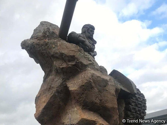 В Баку официально открыт памятник Национальному герою Азербайджана Альберту Агарунову (ФОТО)