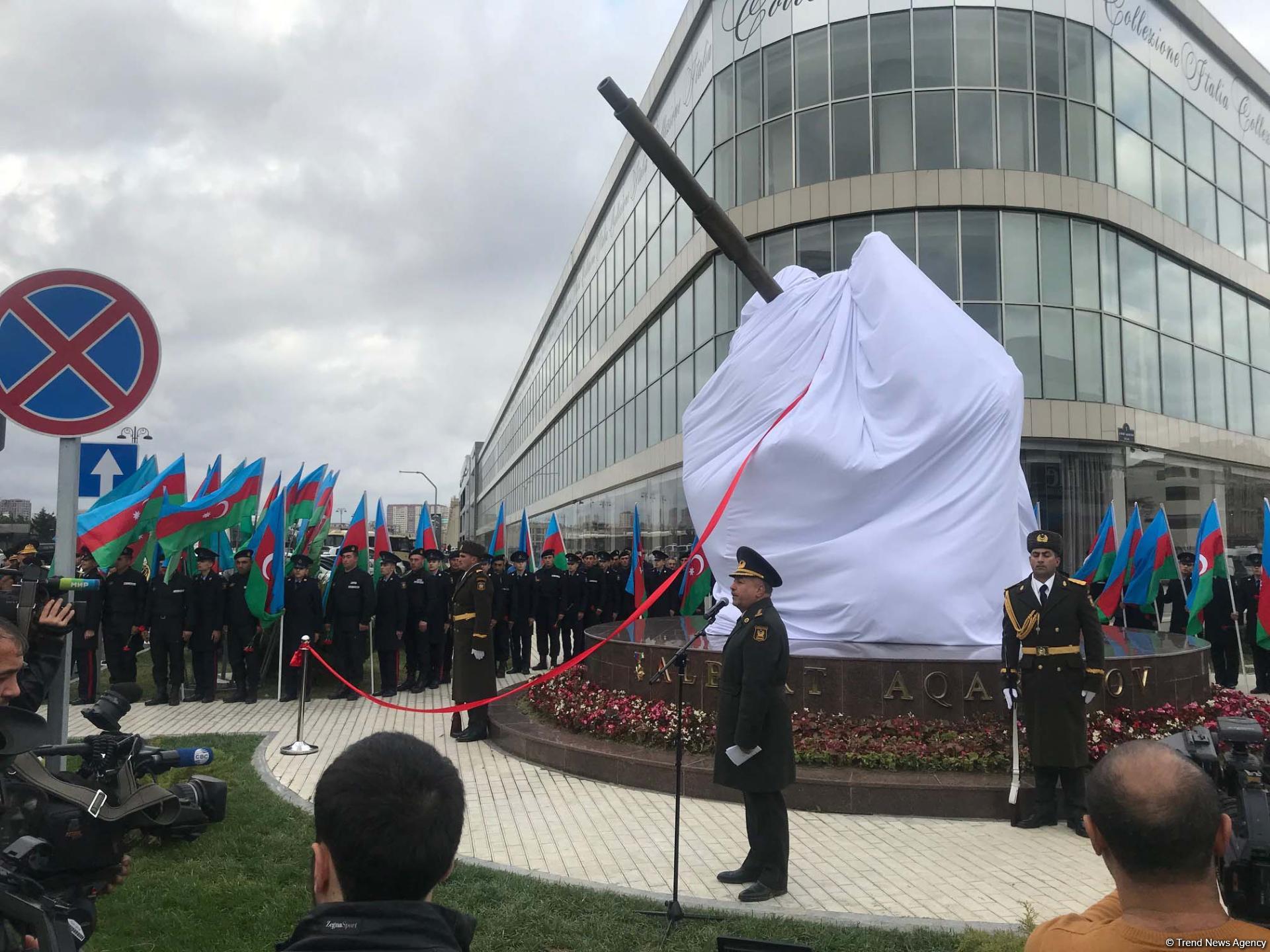Bakıda Milli Qəhrəman Albert Aqarunovun heykəlinin rəsmi açılışı olub (FOTO/VİDEO)