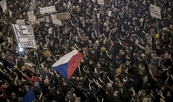 В Праге несколько сотен тысяч человек вышли на митинг с требованием отставки премьера