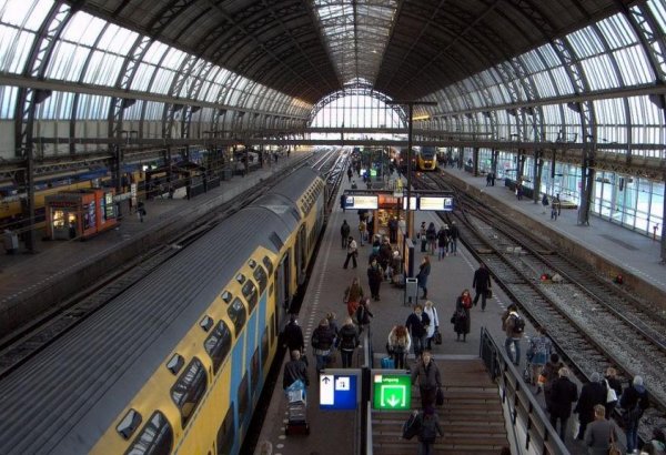 Железнодорожную станцию в Амстердаме построили за три дня