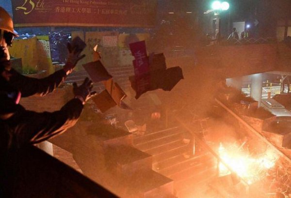 Полиция Гонконга взяла штурмом университет, в котором забаррикадировались протестующие
