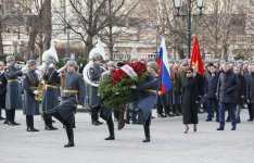 Azerbaijan's First VP Mehriban Aliyeva visits tomb of unknown soldier in Moscow (PHOTO)