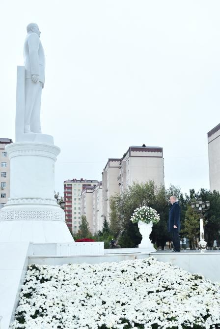 Prezident İlham Əliyev Sumqayıtda Ulu Öndərin abidəsini ziyarət edib (FOTO)
