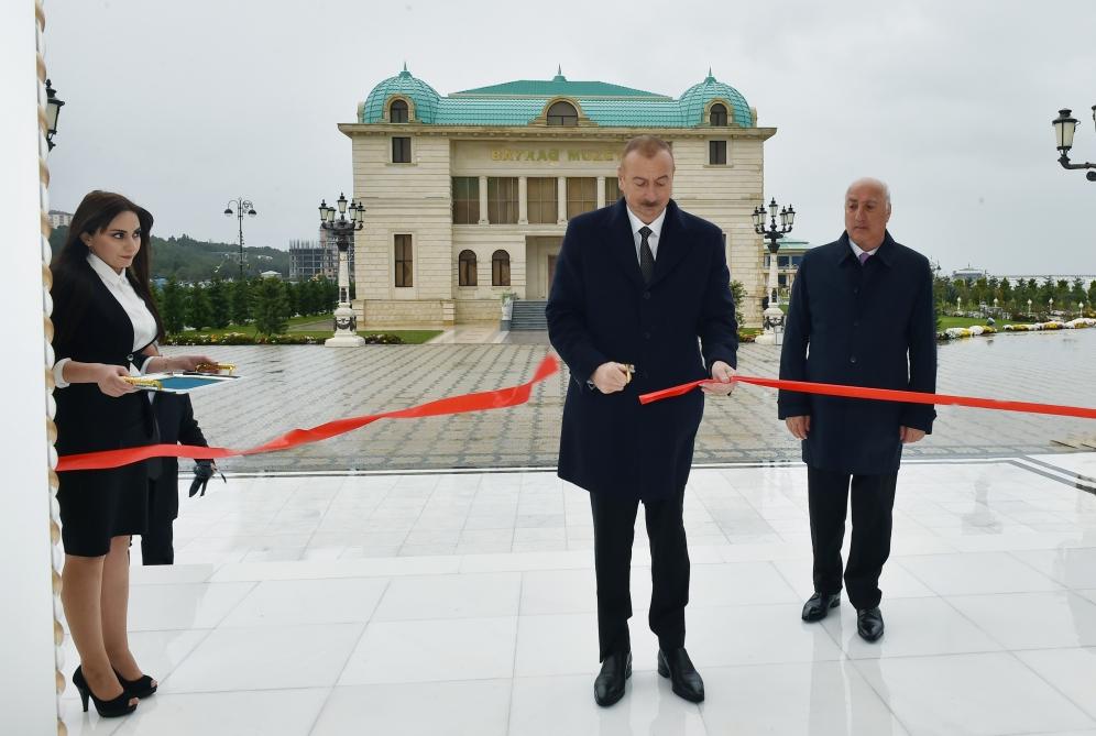 Prezident İlham Əliyev Sumqayıtda Muğam Mərkəzinin açılışında iştirak edib (FOTO) (YENİLƏNİB)