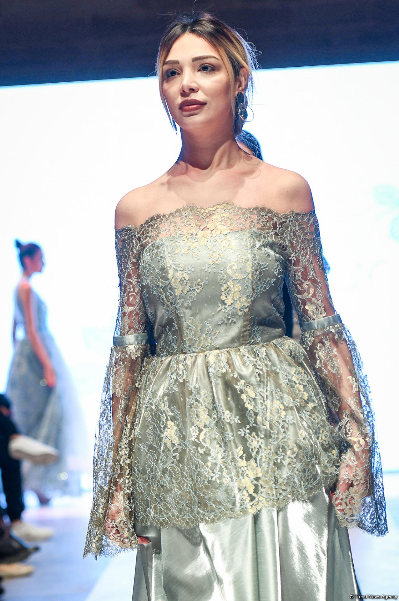 Королевская роскошь и богатые вечерние наряды  - второй день Azerbaijan Fashion Week (ФОТО)