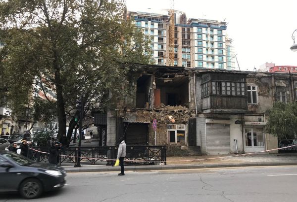 Bakıda binanın çökməsi nəticəsində yaxınlıqdakı evə və restorana da ziyan dəyib (FOTO)