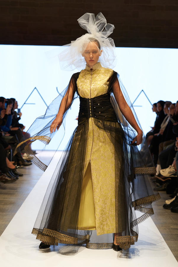 Azerbaijan Fashion Week – выход невесты в 40-кг платье с куклами, ранние браки и брутальность (ФОТО)