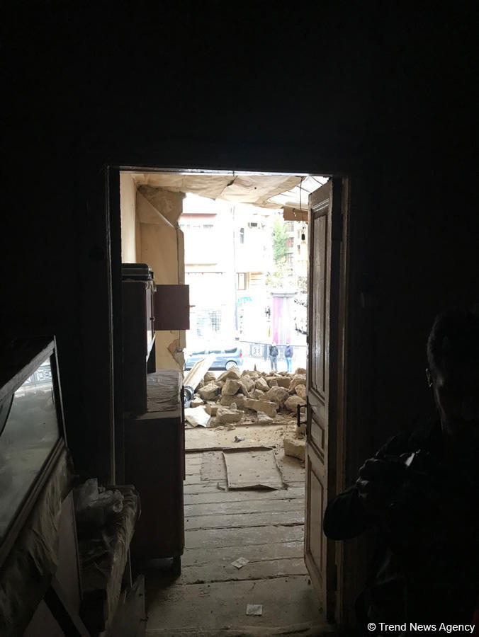 В центре Баку обрушилось двухэтажное здание (ФОТО)