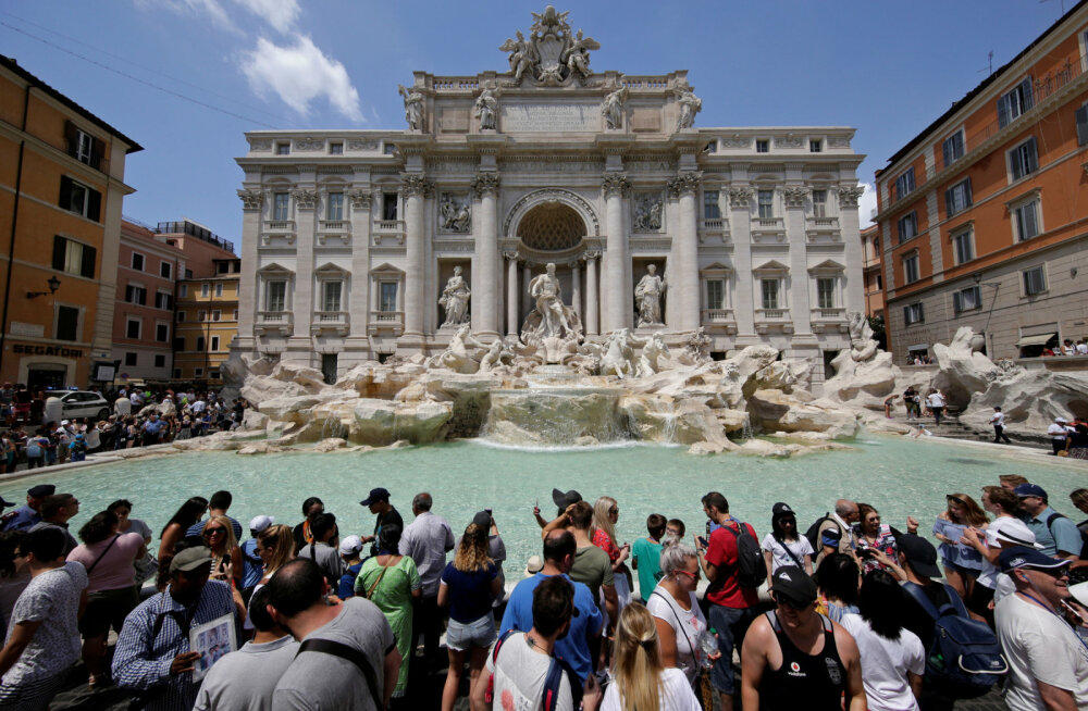 Roma turistlərin Trevi Fontanına axınını məhdudlaşdırmağı planlaşdırır