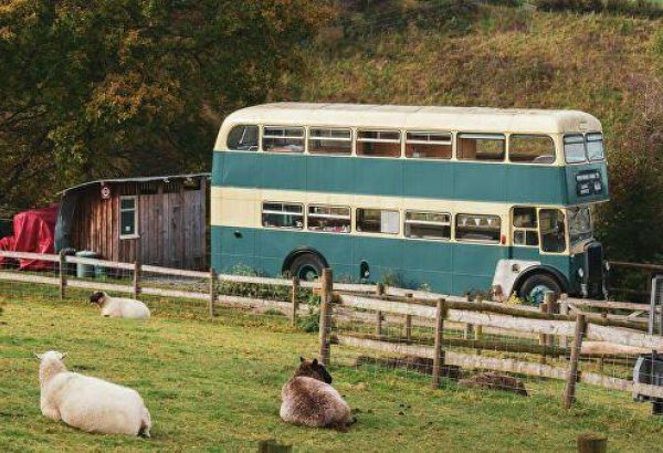 Britaniyada turistlər iki mərtəbəli avtobuslarda yaşaya bilərlər